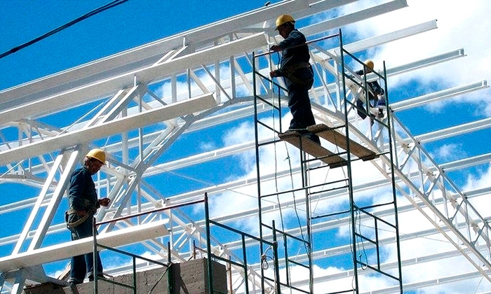 Equipo de construcción trabajando en una estructura metálica