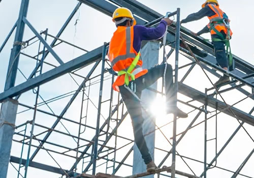 Montaje de estructuras metálicas en obra